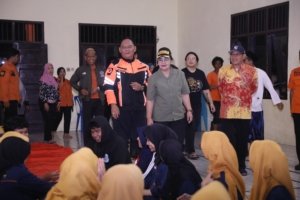 Walkot Semarang Agustina saat meninjau banjir di Genuk/semarangkota