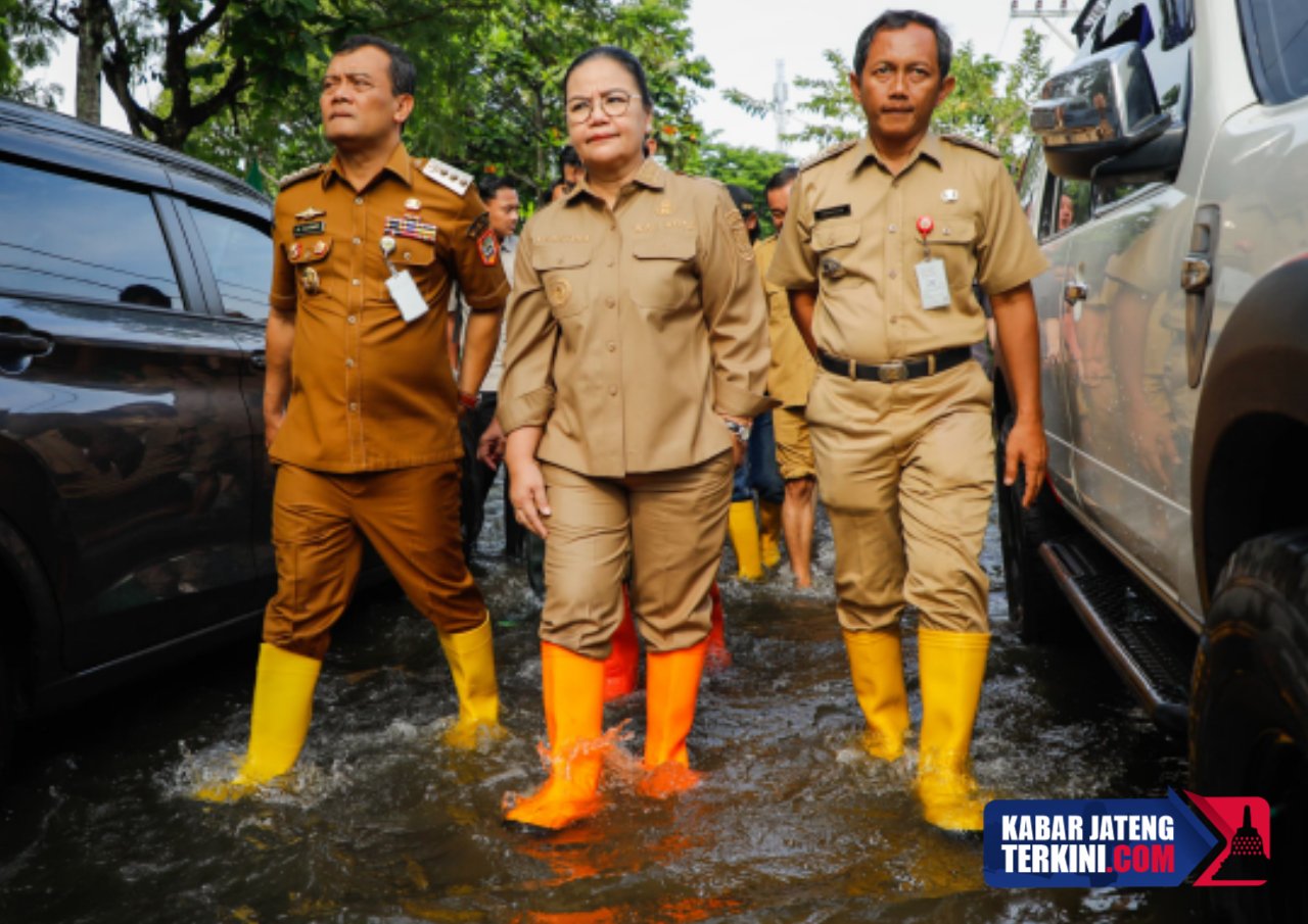 Wali Kota Semarang, Agustina saat meninjau kondisi banjir/jatengprov