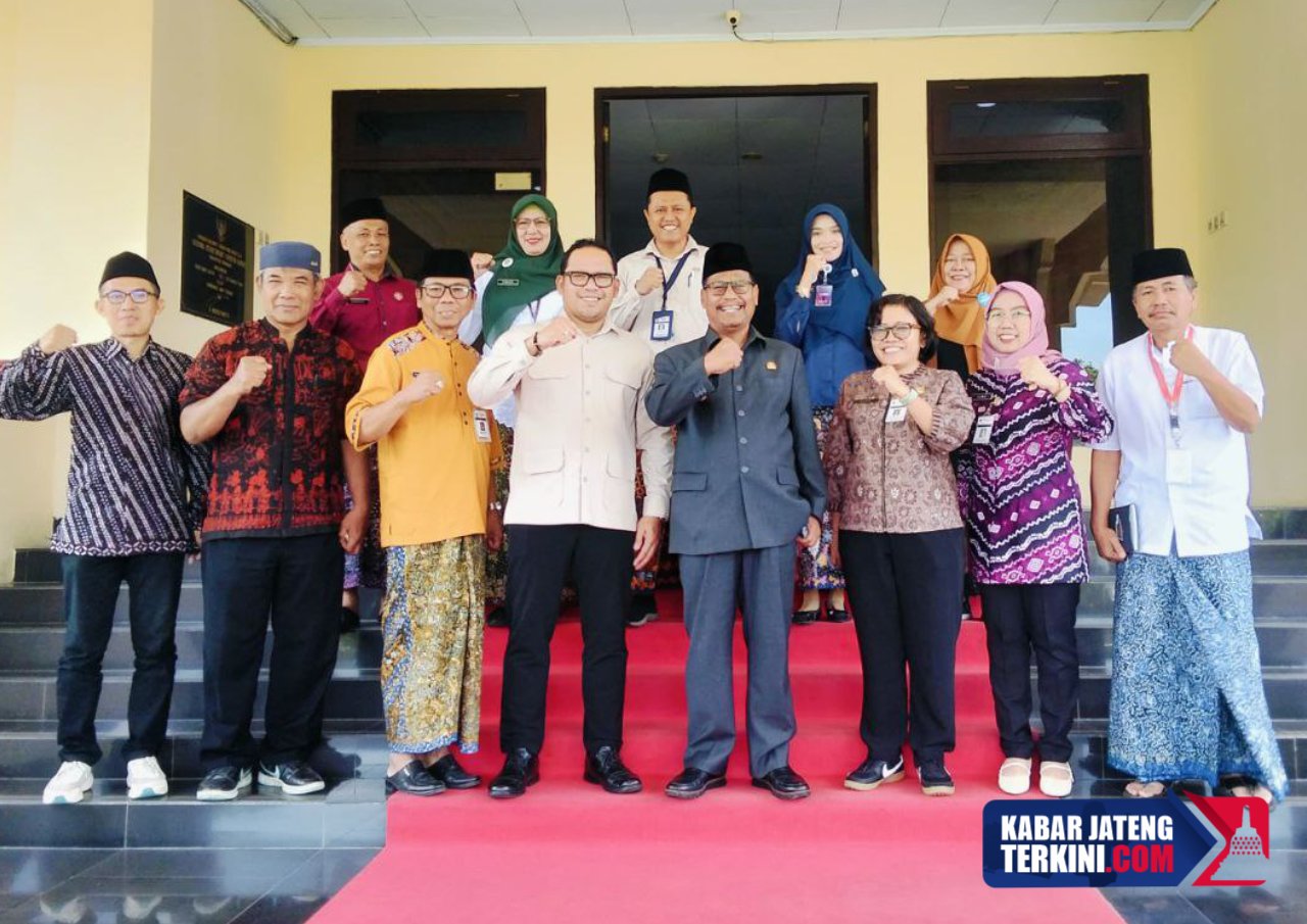 Foto : Bupati Rembang Harno beserta jajarannya melakukan foto bersama dengan Unicef, Kamis (20/11/2025). (Sumber. Kabarjatengterkini.com/ Ilham)