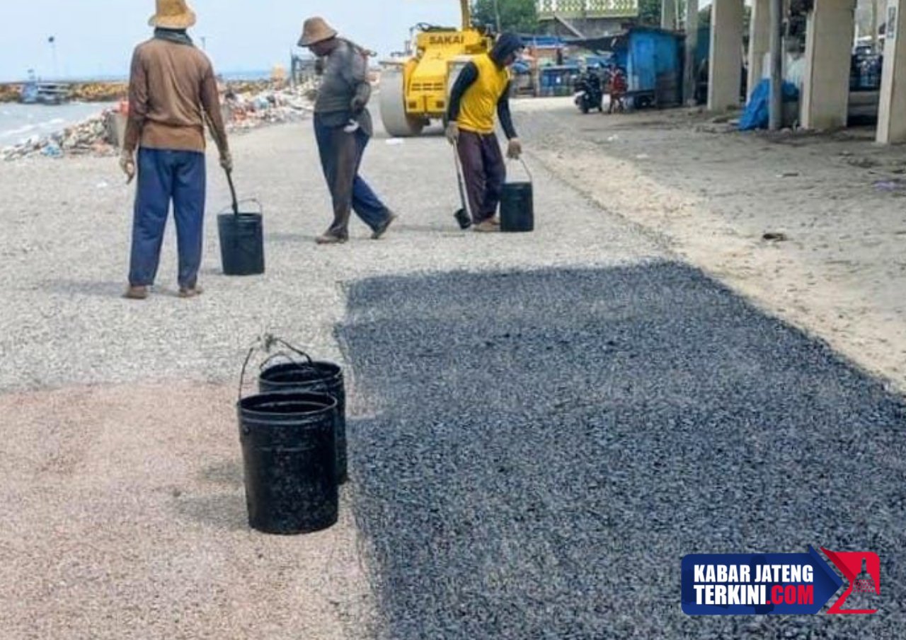 Perbaikan jalan di Rembang/rembangkab