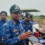 Foto : Bupati Rembang, Harno ditemui di lahan pertanian padi di Desa Waru Kecamatan Rembang. (Sumber. kabarjatengterkini.com/ Ilham)