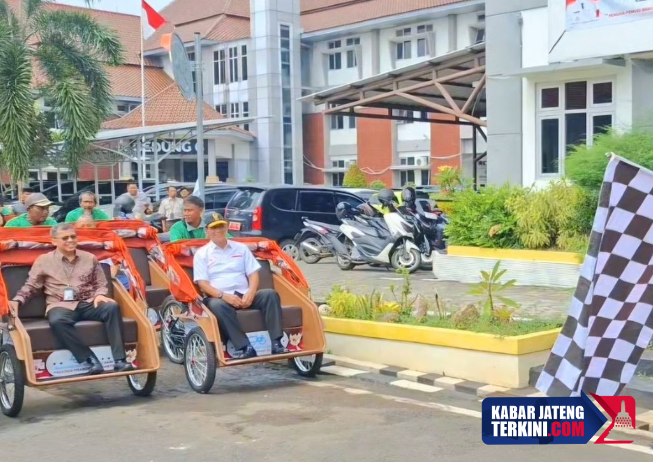 Ratusan Pengayuh Becak di Jateng Terima Bantuan dari Presiden Prabowo