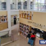 Foto : Pengunjung Perpustakaan Daerah Rembang tengah menuruni tangga dari lantai dua. (Sumber. Kabarjatengterkini.com/ Ilham)