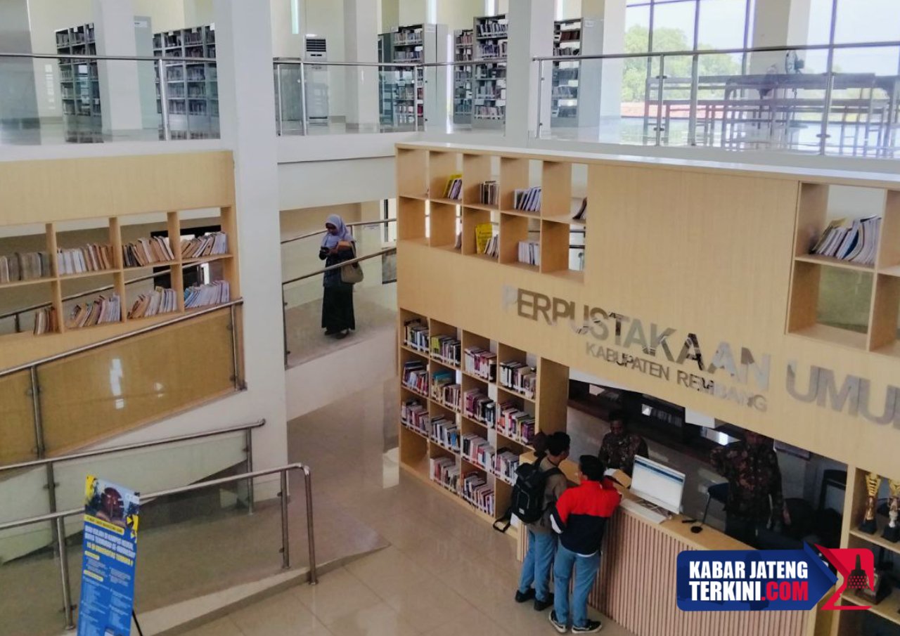Foto : Pengunjung Perpustakaan Daerah Rembang tengah menuruni tangga dari lantai dua. (Sumber. Kabarjatengterkini.com/ Ilham)