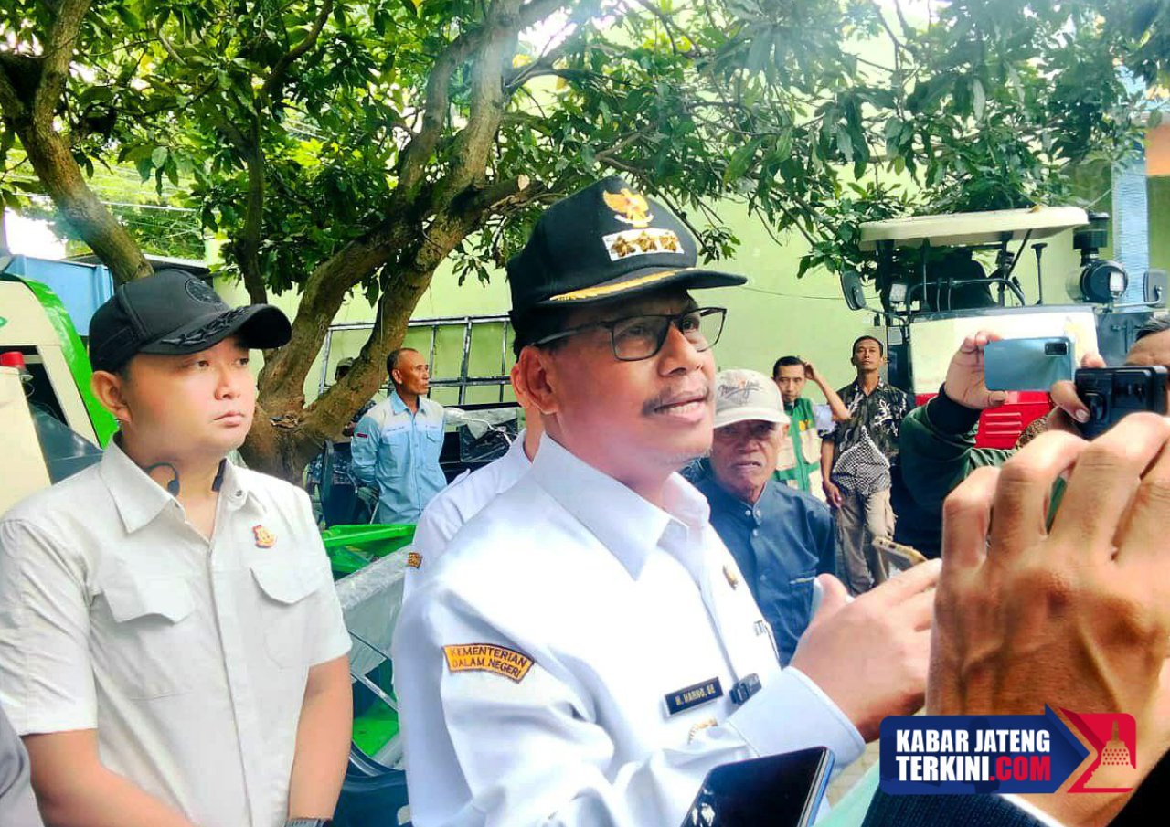 Foto : Bupati Rembang, Harno ditemui usai menyalurkan bantuan simbolis Alsintan di halaman Dintanpang, Rabu (03/12/2025). (Sumber. Kabarjatengterkini.com/ Ilham)