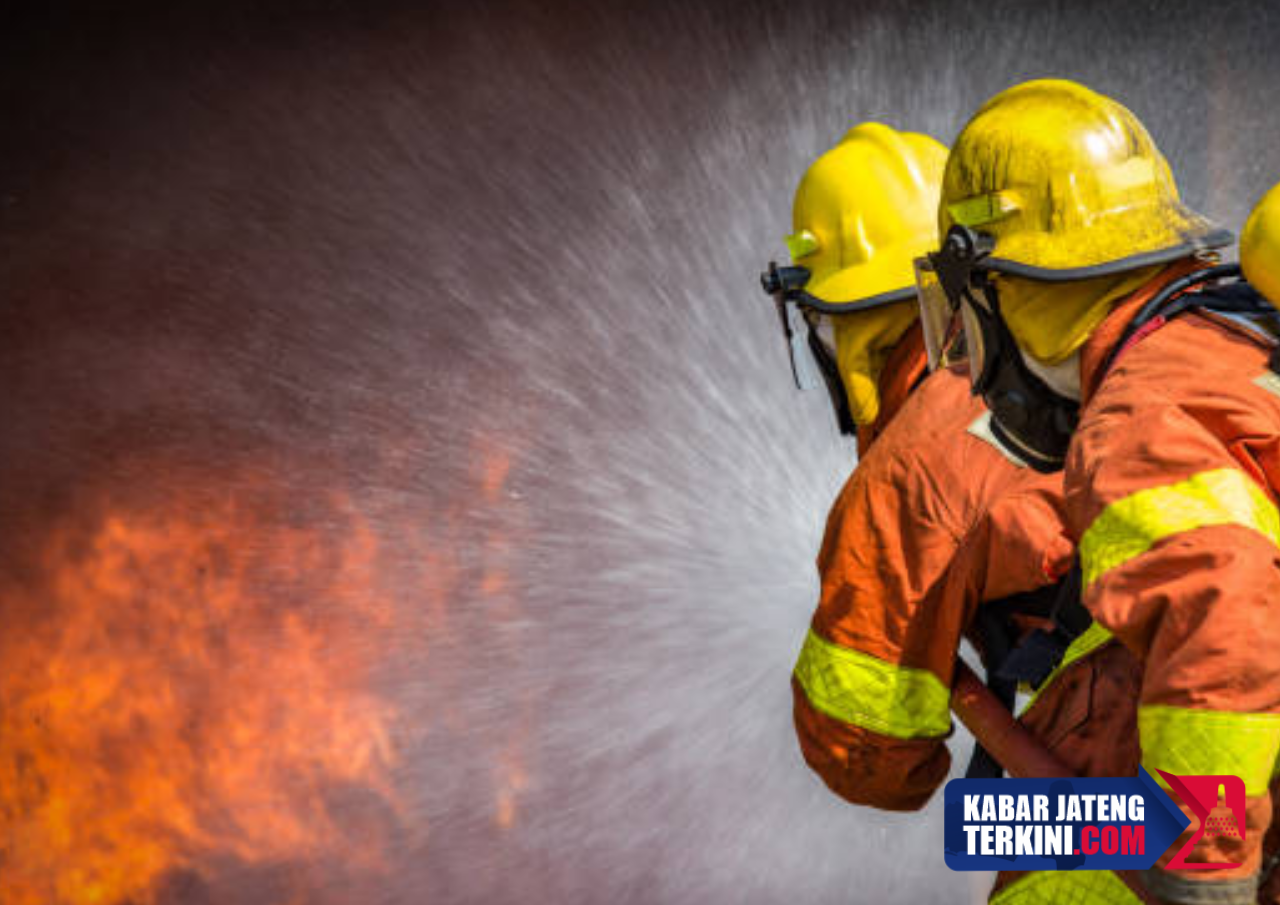 Kebakaran Terjadi di Pasar Loak Adiwerna Tegal, Api Berasal dari Kios Sepeda