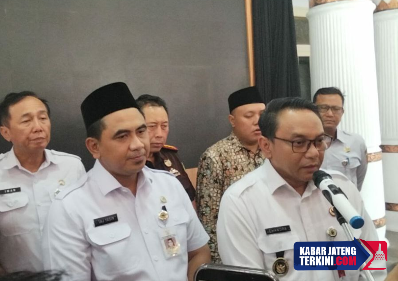 Taj Yasin Serahkan SK Plt Bupati ke Wakil Bupati Pati Risma Ardi Chandra