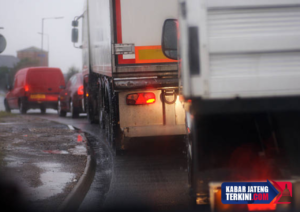 Banjir di Kaligawe Genuk Sebabkan Kemacetan Hingga 15 Km