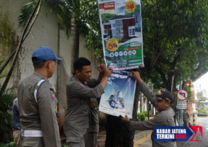 Tindaklanjuti Instruksi Presiden RI Prabowo, Satpol PP Pati Tertibkan Papan Reklame Tak Berizin