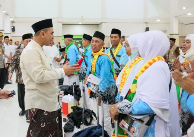 Ratusan Jemaah Haji Jawa Tengah Kloter 1 Berangkat ke Tanah Suci Lewat Embarkasi Solo