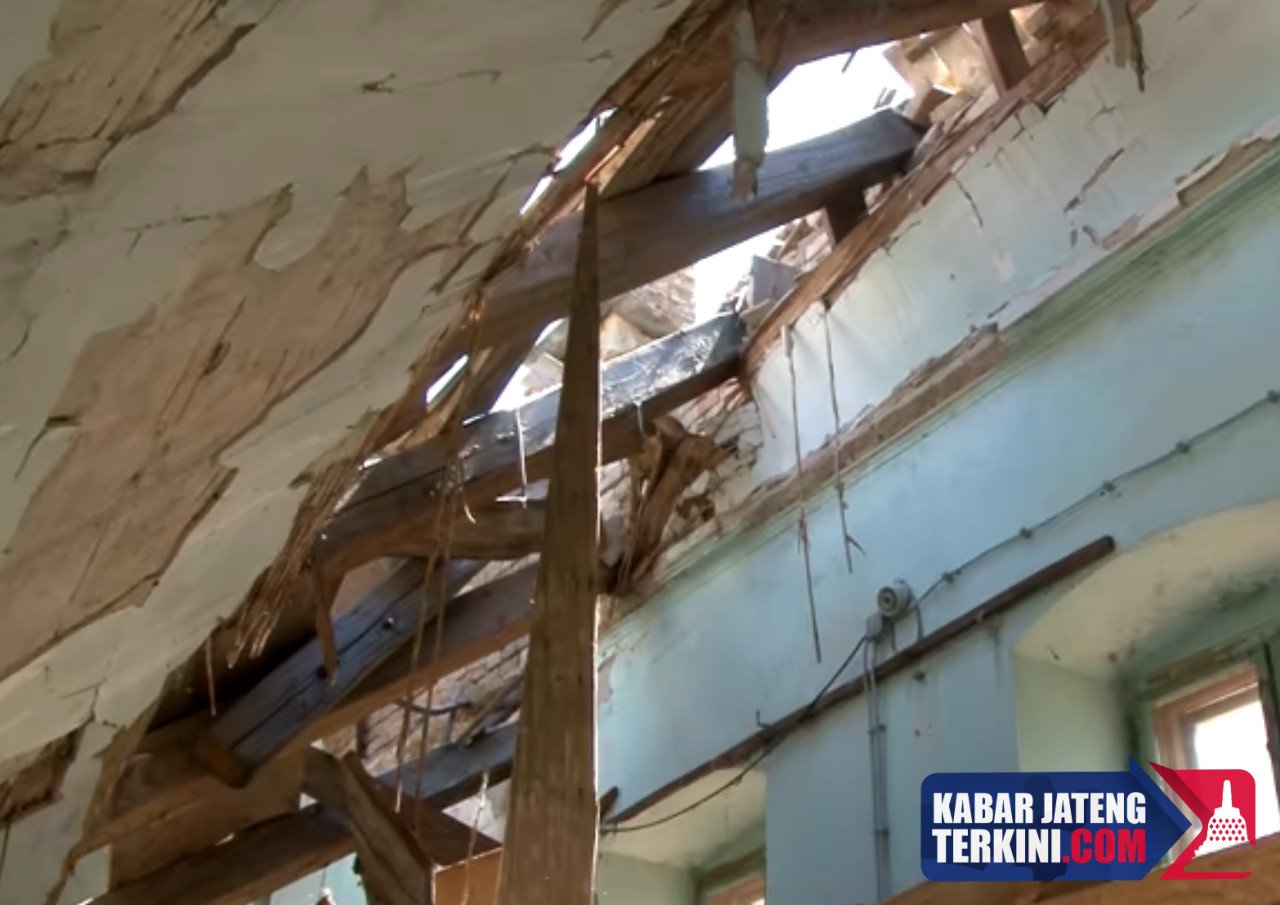 Tak Jadi Direhabilitasi karena Efisiensi, Atap Sekolah di Grobogan Ambruk