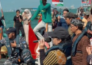 sedekah laut dan bumi di TPI Tambaklorok Semarang