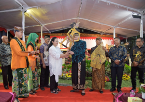 Agustina saat menghadiri Malam Tirakatan, Doa Bersama, dan Pagelaran Wayang Kulit dalam rangka memperingati Tahun Baru Islam 1 Muharram 1448 Hijriah di halaman Balai Kota Semarang, Senin (15/6/2026) malam.