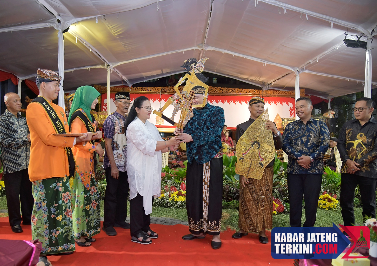 Agustina saat menghadiri Malam Tirakatan, Doa Bersama, dan Pagelaran Wayang Kulit dalam rangka memperingati Tahun Baru Islam 1 Muharram 1448 Hijriah di halaman Balai Kota Semarang, Senin (15/6/2026) malam.