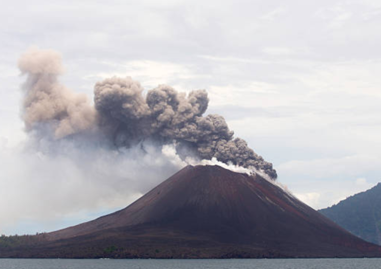 Pemprov Pastikan Debu Vulkanik Gunung Anak Krakatau Belum Sampai ke Jateng