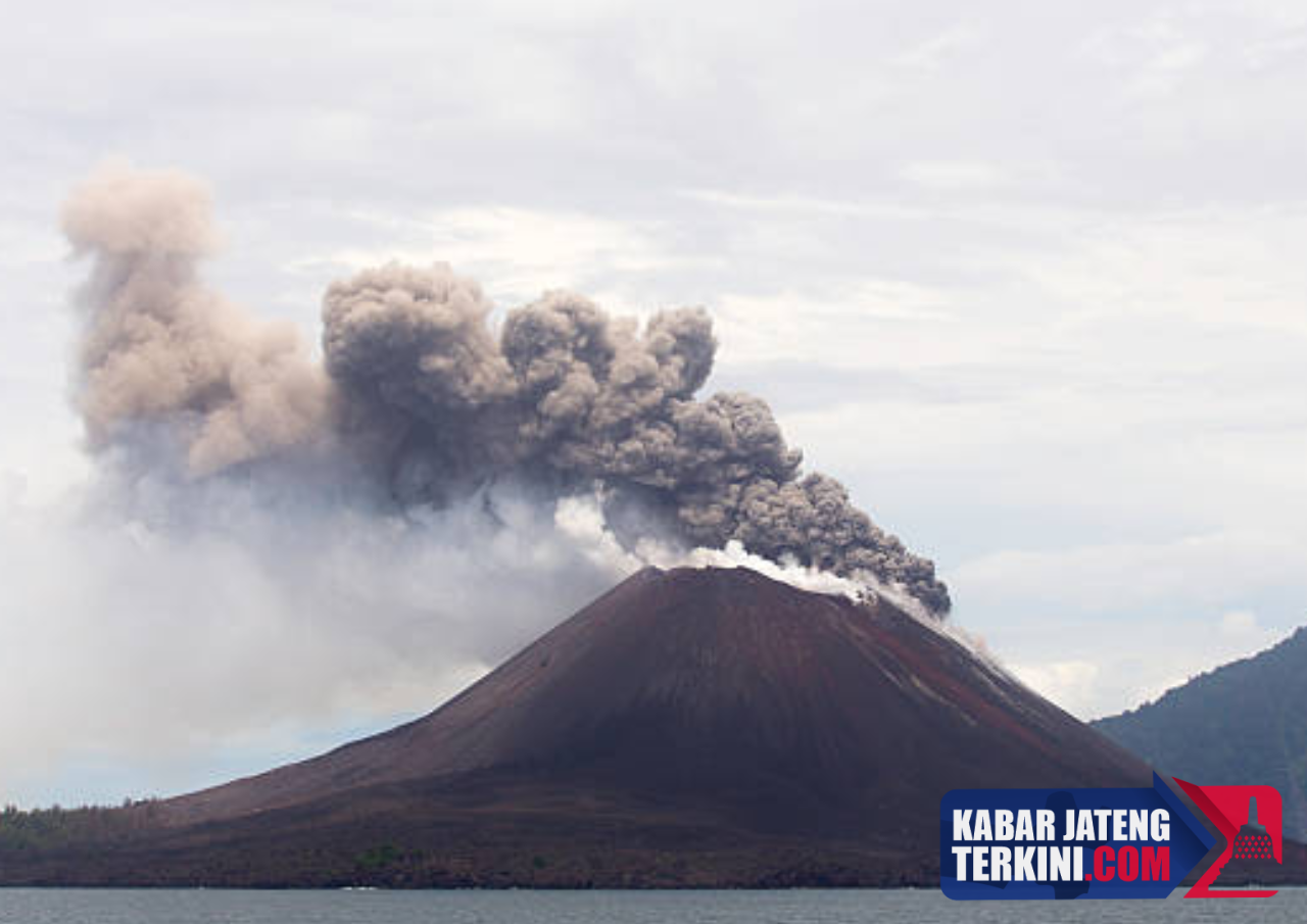 Pemprov Pastikan Debu Vulkanik Gunung Anak Krakatau Belum Sampai ke Jateng