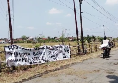 Jalan Rusak Tak Kunjung Diperbaiki, Warga Desa Bumirejo Pati Pasang Spanduk
