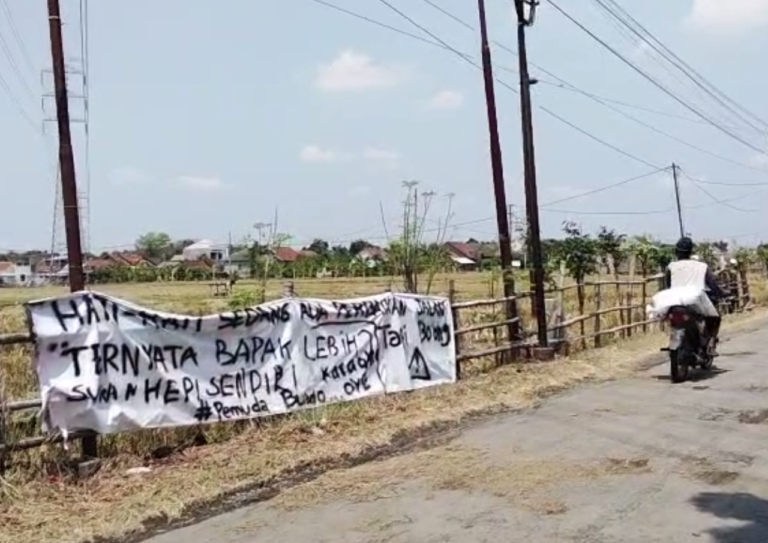 Jalan Rusak Tak Kunjung Diperbaiki, Warga Desa Bumirejo Pati Pasang Spanduk