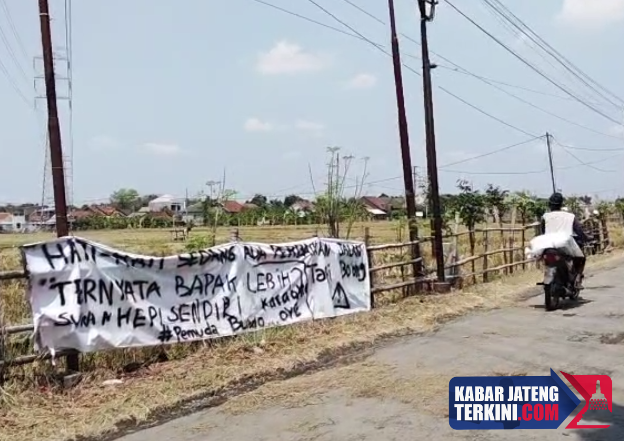 Jalan Rusak Tak Kunjung Diperbaiki, Warga Desa Bumirejo Pati Pasang Spanduk