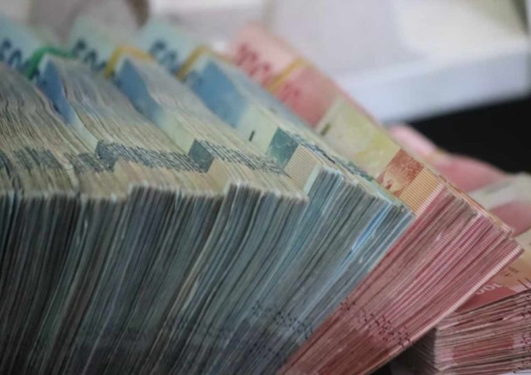 Bupati Klaten Sembunyikan Uang Dugaan Hasil Korupsi di dalam Tong